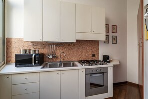 Fridge, microwave, oven, stovetop - Apartment located on the third floor, of five in total, of a building without a lift.In 100 m2 of space it comfortably accommodates five people with two double bedrooms and a bedroom with a single bed.The property, located in a restricted traffic zone, i (Roma)