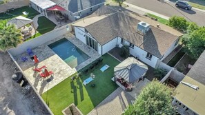 Exterior - Experience Scottsdale Charm: Cozy Retreat, Heated Pool, Family-Friendly Fun! (Scottsdale)