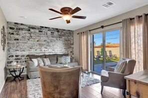 Smart-TV, Kamin, Tischtennisplatte