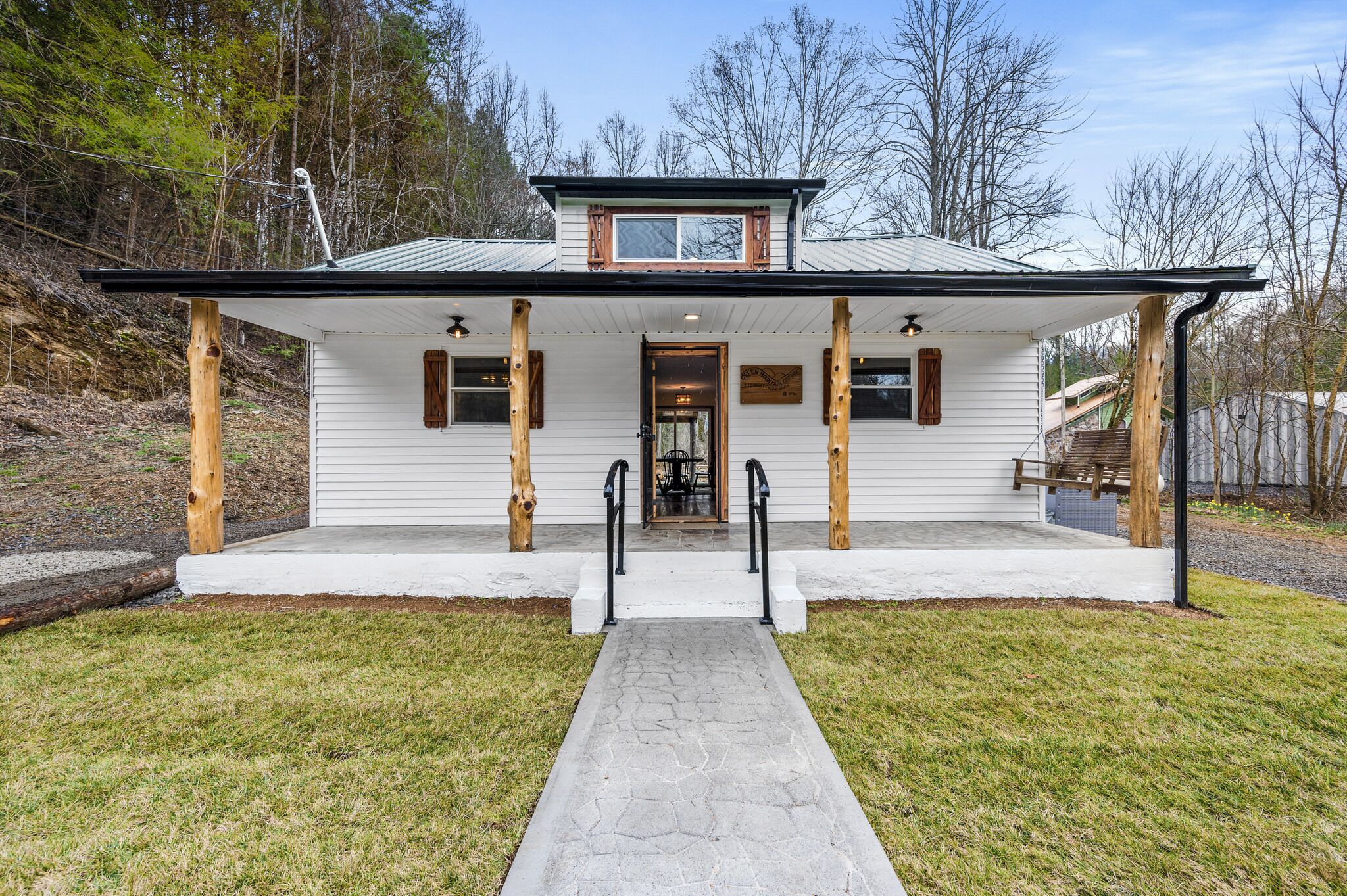 Small dog friendly, lovely cottage on the quiet side of the Smoky Mountains