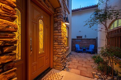 Lovely 3BR One block to beach