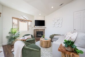 Smart TV, fireplace - Lovely 3BR One block to beach! (Pismo Beach)