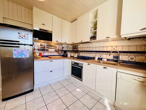 Kjøleskap, mikrobølgeovn, ovn og oppvaskmaskin