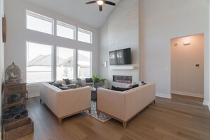 Smart TV, fireplace - Pool, SPA, BBQ, Media Room home in The Woodlands (Spring)