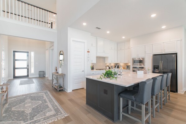 Fridge, microwave, oven, stovetop - Pool, SPA, BBQ, Media Room home in The Woodlands (Spring)