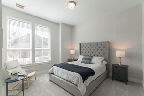 4 habitaciones, escritorio y tabla de planchar con plancha 