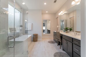 Secadora de cabello, toallas, jabón, shampoo 