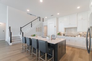 Fridge, microwave, oven, stovetop - Pool, SPA, BBQ, Media Room home in The Woodlands (Spring)