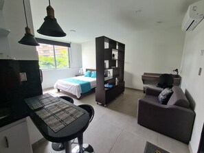 Suite | Caja fuerte, decoración individual, mobiliario individual y escritorio