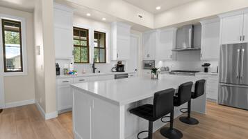 Coffee/tea maker, fridge, microwave, oven