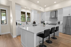 Frigorifero, microonde, forno, piano cottura