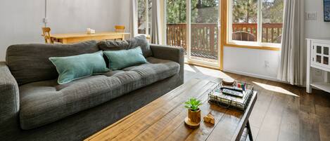 TV connectée, cheminée, lecteur de DVD, baby-foot