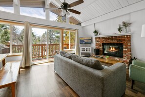 Smart TV, lareira, DVD player, pebolim