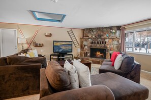 Smart TV, chimenea, futbolito, mesa de ping pong