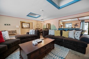 Smart TV, chimenea, futbolito, mesa de ping pong