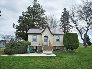 Exterior - Country Cottage just minutes from downtown Weiser. Pet friendly! (Weiser)