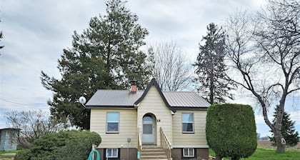 Country Cottage just minutes from downtown Weiser. Pet friendly!