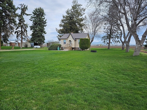 Country Cottage just minutes from downtown Weiser. Pet friendly!