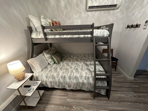 3 slaapkamers, een strijkplank/strijkijzer, wifi, beddengoed