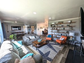 スマートテレビ、暖炉、テレビゲーム、DVD プレーヤー