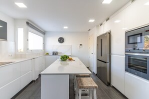 Frigorifero, microonde, forno, piano cottura