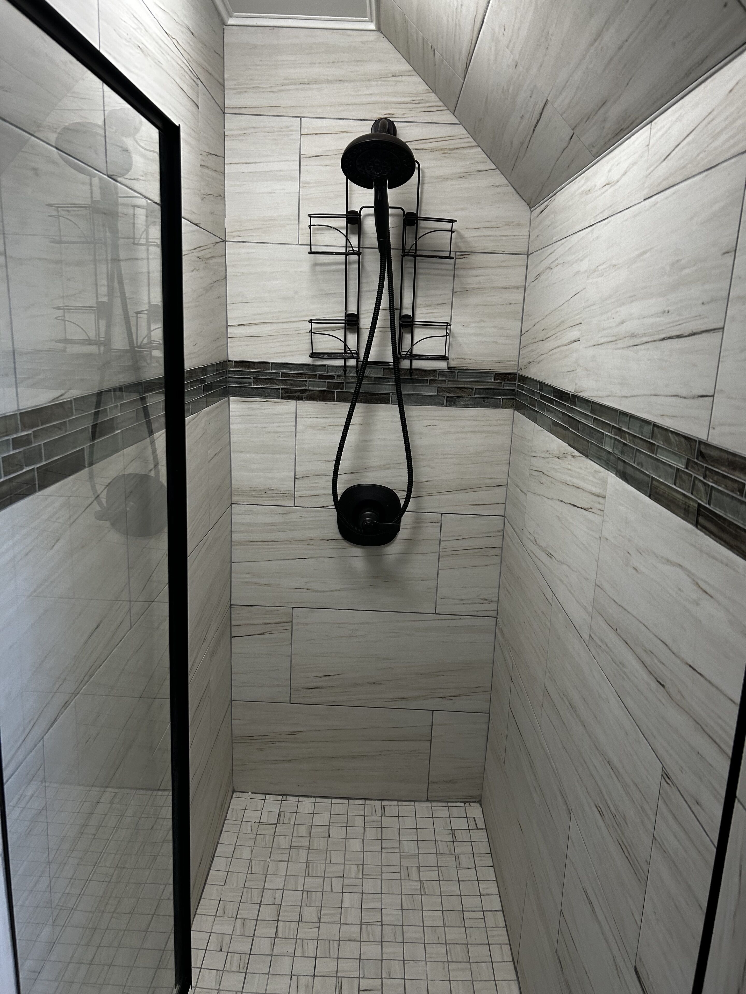 Douche, sèche-cheveux, serviettes fournies, savon