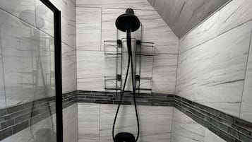 Douche, sĂšche-cheveux, serviettes fournies, savon