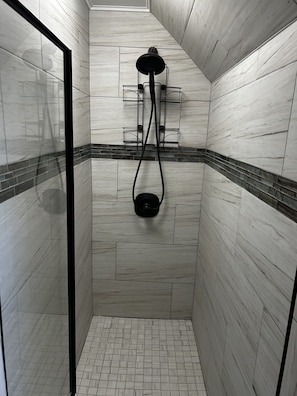 Douche, sĂšche-cheveux, serviettes fournies, savon