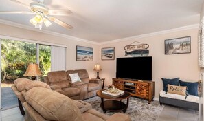 TV, DVD player - 3 bdrm beach condo in Cape Canaveral. Interns wanted. Perfect for 2-3 interns. (Cape Canaveral)
