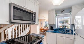 Fridge, microwave, oven, stovetop - 3 bdrm beach condo in Cape Canaveral. Interns wanted. Perfect for 2-3 interns. (Cape Canaveral)