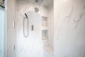Ducha, secador de pelo, bidé y toallas