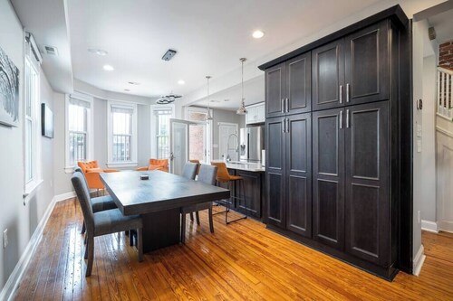 Modern Swanky Oasis Central Location FREE Parking!