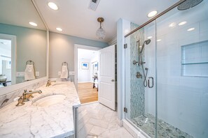 Douche, sèche-cheveux, bidet, serviettes fournies