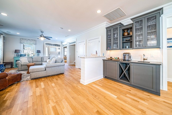 Een televisie, een open haard en boeken