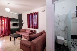 Familieleilighet | Oppholdsområde | En 20-centimeters Flatskjerm-TV med kabel-kanaler