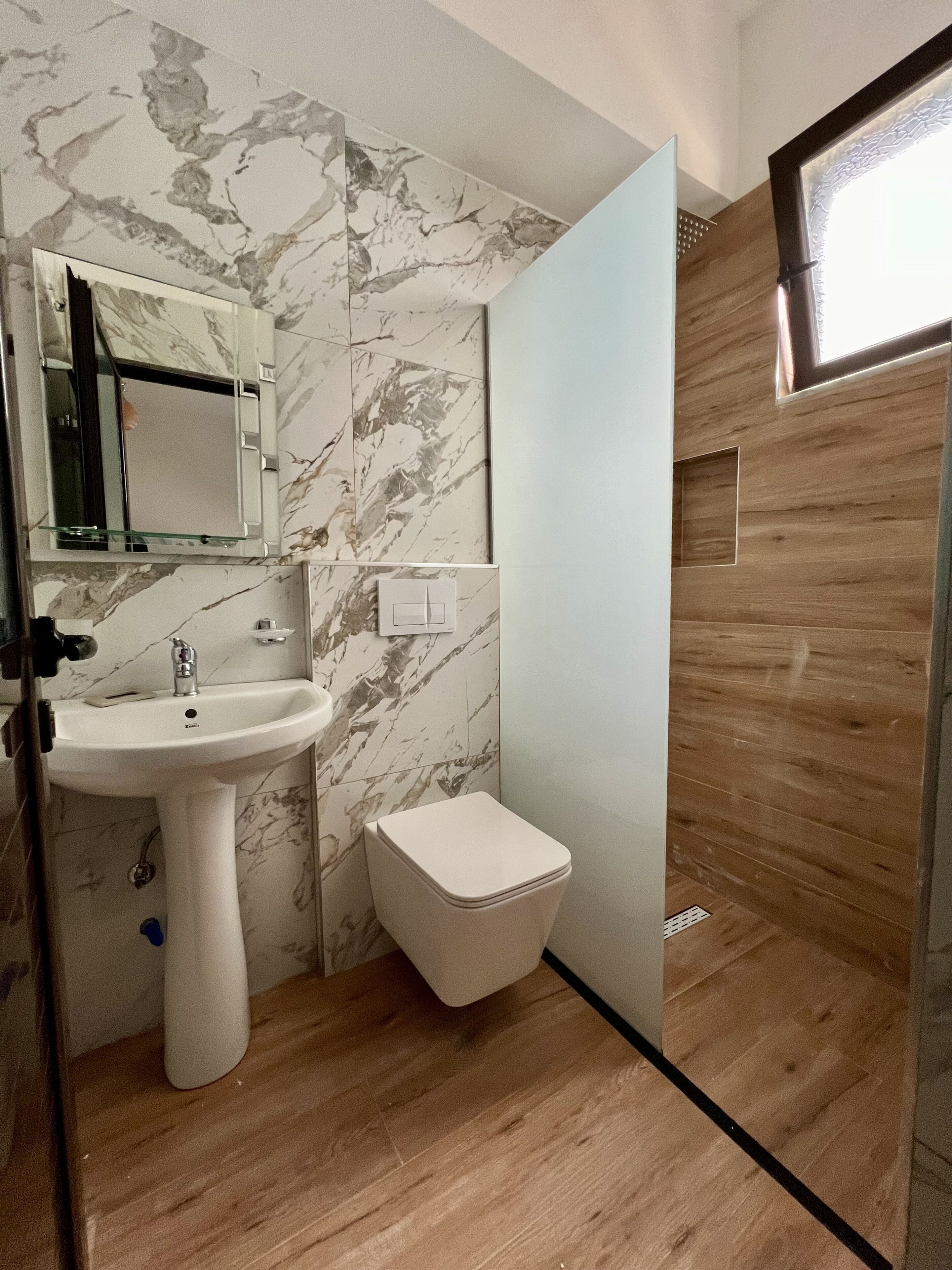 Douche, articles de toilette gratuits, serviettes fournies