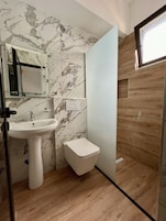 Ducha, artículos de higiene personal gratuitos y toallas