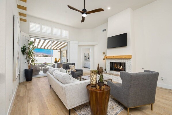 TV, fireplace, table football - The Refuge- Charming vacation home with stunning (Desert Hot Springs)