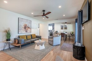 Fernseher, Kamin, Arbeitsbereiche