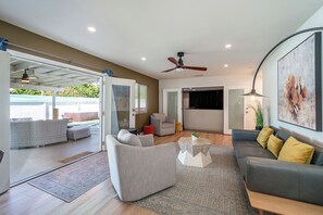 Télévision, cheminée, espaces bureaux