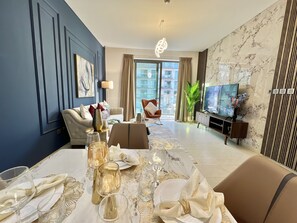 65-吋LED 液晶電視，提供衛星頻道