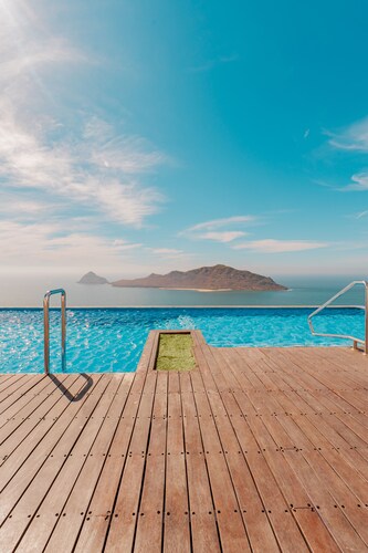 Beachfront Condo with Magnificent views 