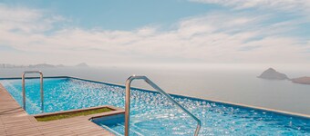 Beachfront Condo with Magnificent views 