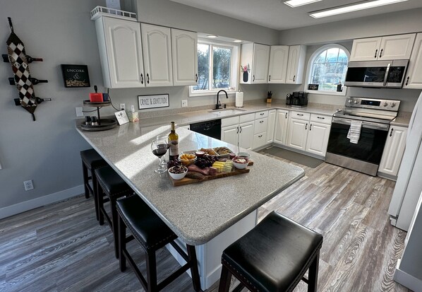 Réfrigérateur, micro-ondes, four, plaque de cuisson