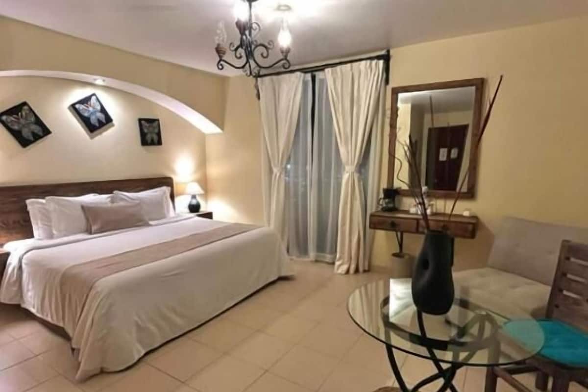 Junior-Suite, Stadtblick | 1 Schlafzimmer, kostenloses WLAN, Bettwäsche