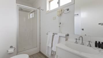 Ducha, artículos de tocador gratuitos, secador de pelo, toallas