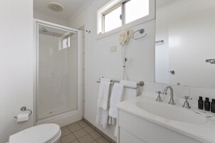 Family Cabin | Bathroom | Shower, free toiletries, hair dryer, towels