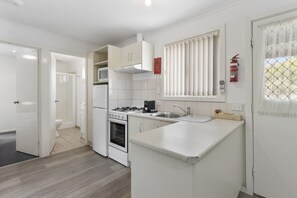 Cabana família | Cozinha privada | Geladeira grande, micro-ondas, fogão, cooktop