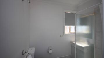 2 habitaciones, tabla de planchar con plancha y ropa de cama