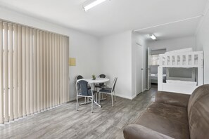 Deluxe-Ferienhütte | Wohnbereich | LCD-Fernseher